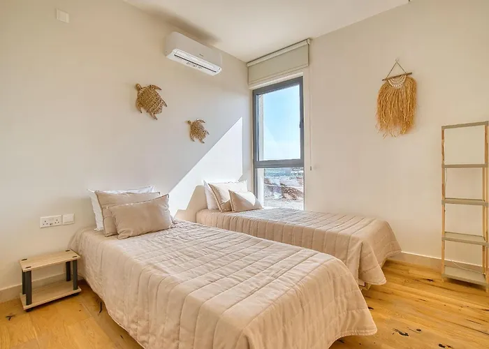 Avalon Gardens 21 * Emba